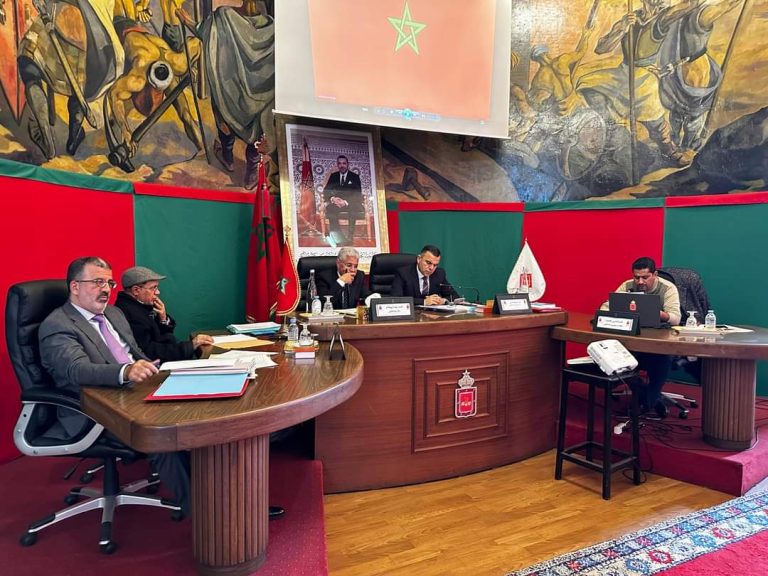 المجلس الجماعي لتطوان يستمع إلى عرض حول مستجدات ملف النقل الحضري بواسطة الحافلات بتطوان وما بين الجماعات