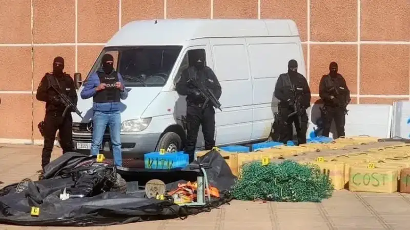 Detención de un exconsejero municipal y confiscación de más de 9 toneladas de hachís y una lancha neumática