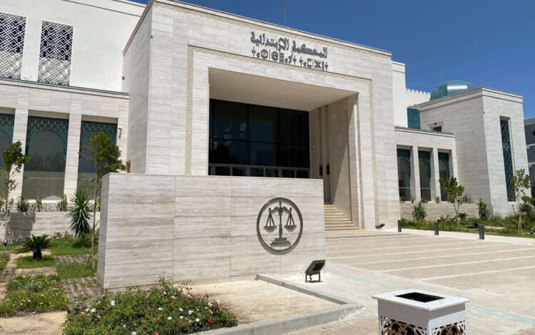 فضيحة تسيير سانديك بتطوان.. مقاول نافذ يُتهم بتزوير مكتب السانديك وإقحام غرباء في لائحة الحضور