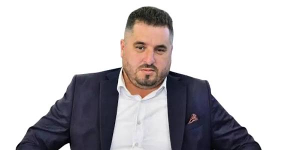 إمزورن تختنق : من يحمي الملك العمومي من سطوة أرباب المقاهي والمحلات التجارية في ظل تواطؤ السلطة والمجلس ؟