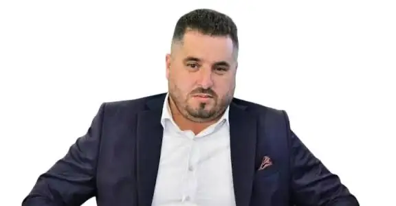 إمزورن تختنق : من يحمي الملك العمومي من سطوة أرباب المقاهي والمحلات التجارية في ظل تواطؤ السلطة والمجلس ؟