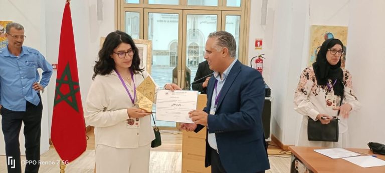 إلهام التقي تبهر زوار الملتقى الدولي للوحدة بلوحات تحتفي بالهوية المغربية والصحراوية