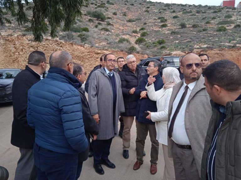 ساكنة الحسيمة تستنكر تجاهل الأعمدة والأسلاك الكهربائية الخطيرة وتطالب بتدخل عاجل قبل وقوع الكارثة
