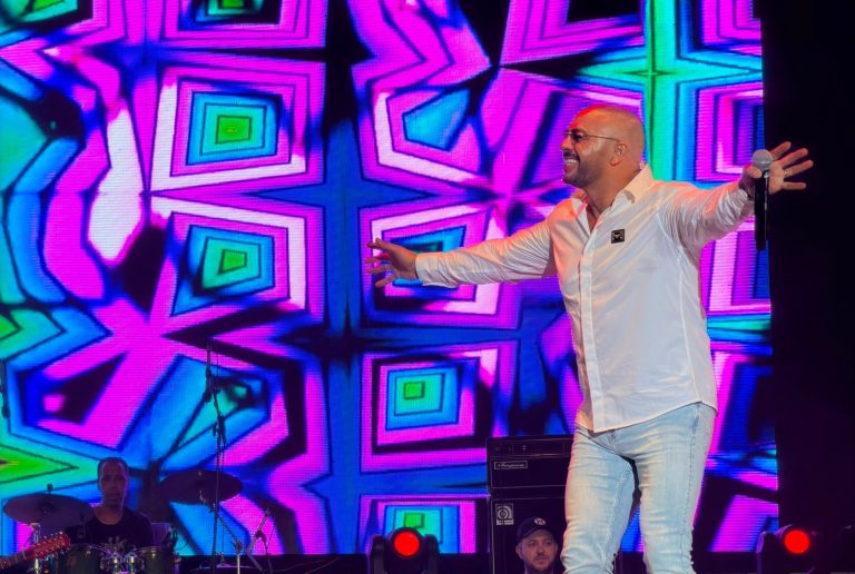 رشيد قاسمي يخطف الأضواء في مهرجان الشواطئ بالحسيمة بأعماله القديمة والجديدة