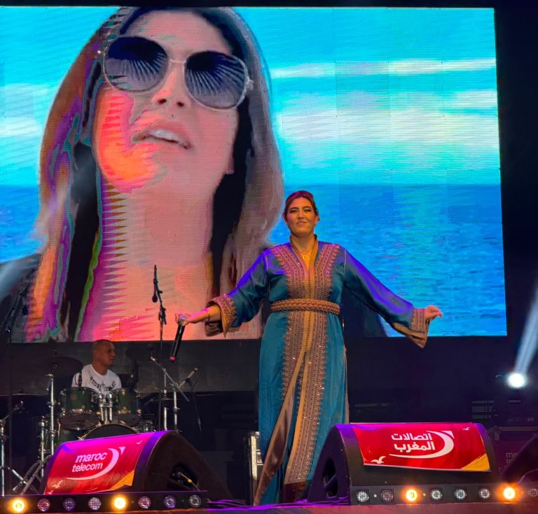 في يومه السادس.. صابرينا تتألق في مهرجان الشواطئ بالحسيمة وتلهب الجمهور بإيقاعات ريفية